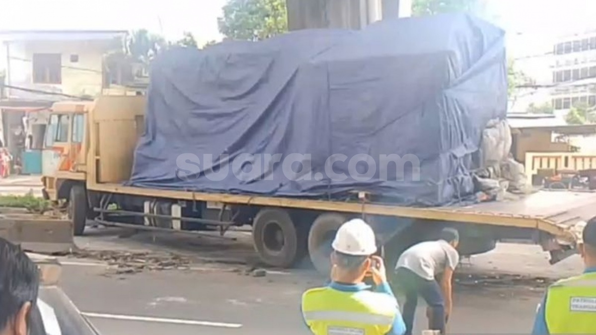 Moncong Truk Trailer Ringsek 'Cium' Separator Busway Daan Mogot, Jalur TransJakarta Sempat Tertutup