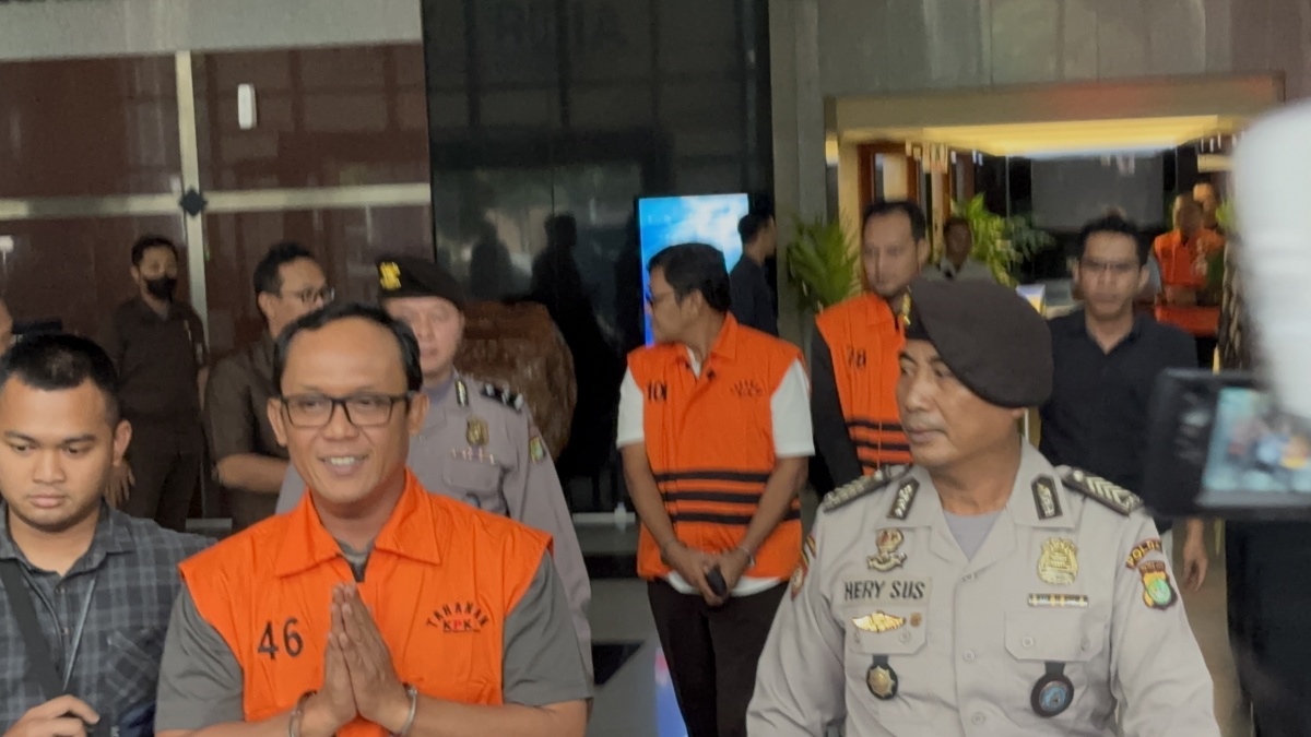 Bungkam Saat Ditanya Soal Kasus, Bupati Lampung Tengah Malah Goda Jurnalis Saat Diborgol