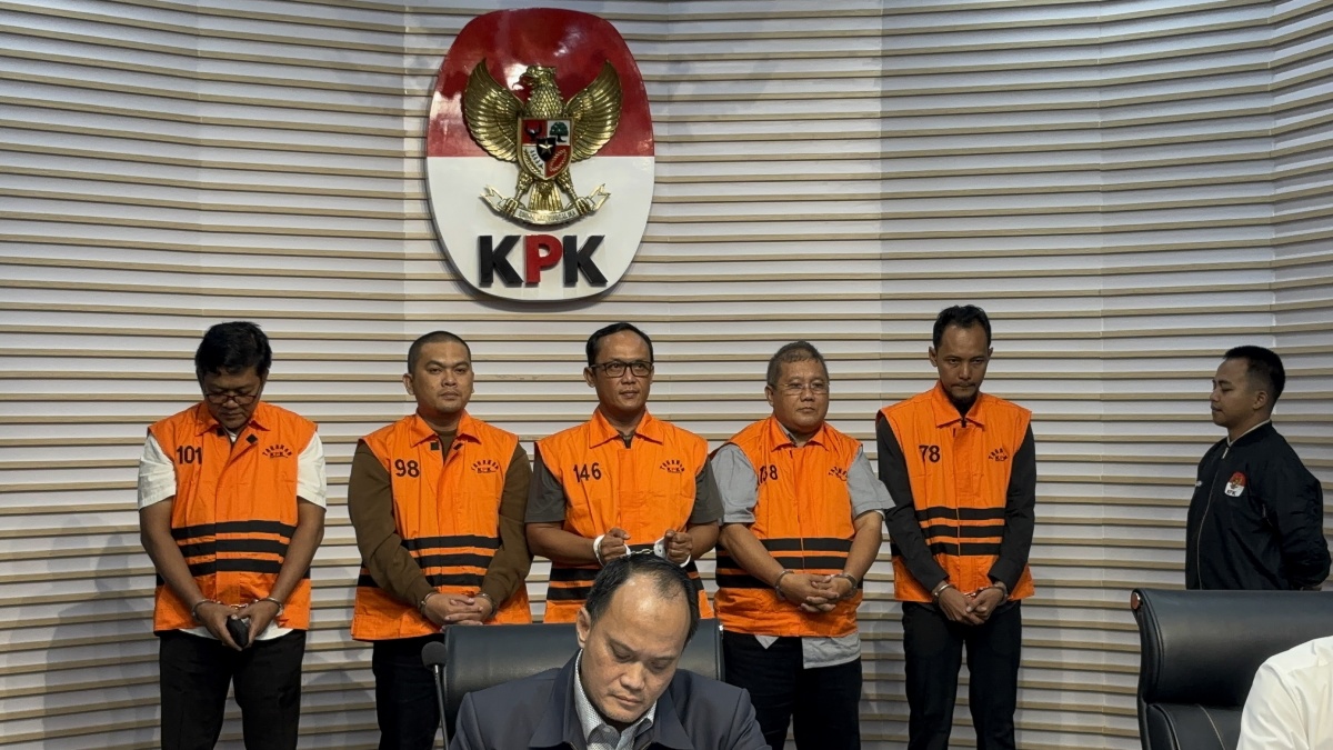 Bupati Lampung Tengah Resmi Ditahan KPK Bersama Adiknya