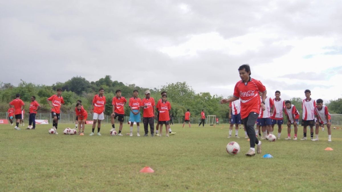 Evan Dimas Meriahkan Festival Sepak Bola Rakyat Coca Cola di Labuan Bajo