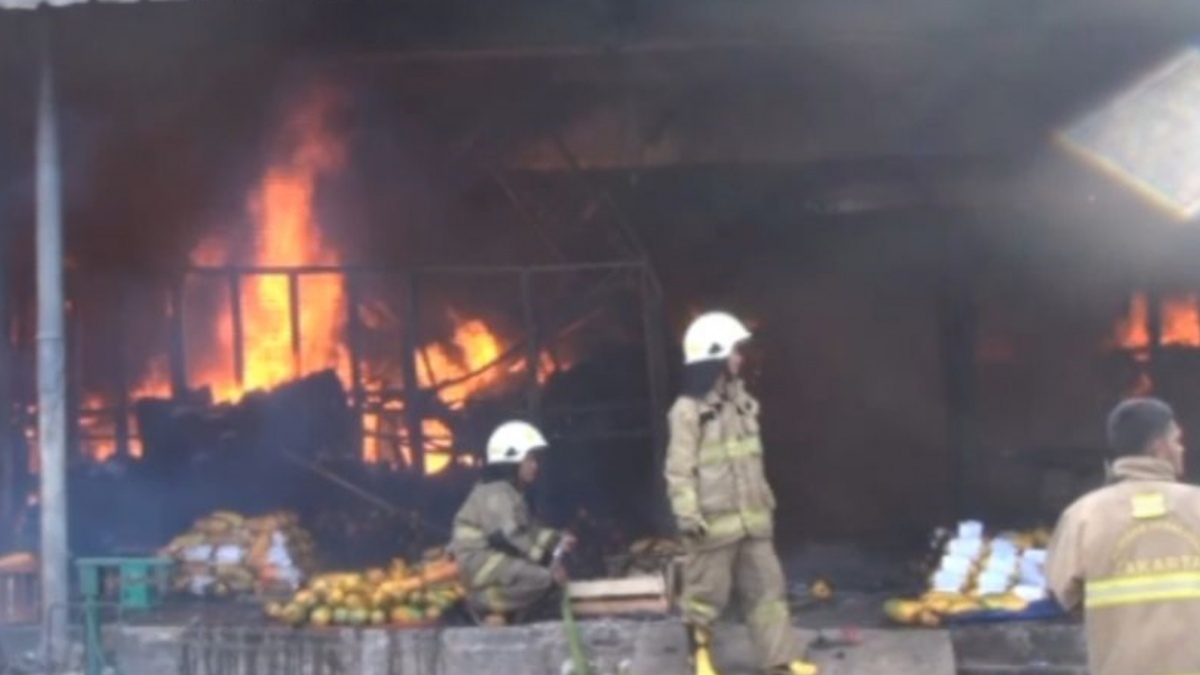 Api Mengamuk di Pasar Kramat Jati, Pedagang Rugi Besar Barang Dagangan Baru Turun Ludes Terbakar