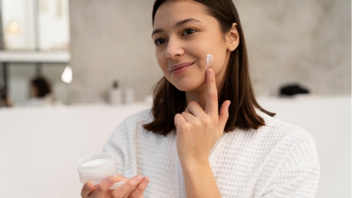 5 Rekomendasi Moisturizer Retinol untuk Usia 30-an, Menjaga Kulit Tampak Awet Muda