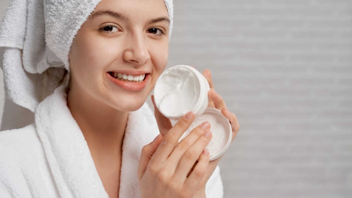 5 Rekomendasi Moisturizer Ceramide untuk Wanita Usia 50-an, Ampuh Perbaiki Skin Barrier