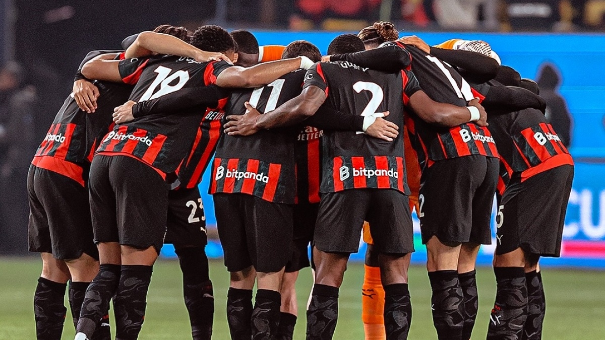 AC Milan Geser Inter Milan dari Puncak Klasemen Usai Tekuk Cagliari Lewat Gol Tunggal Leao