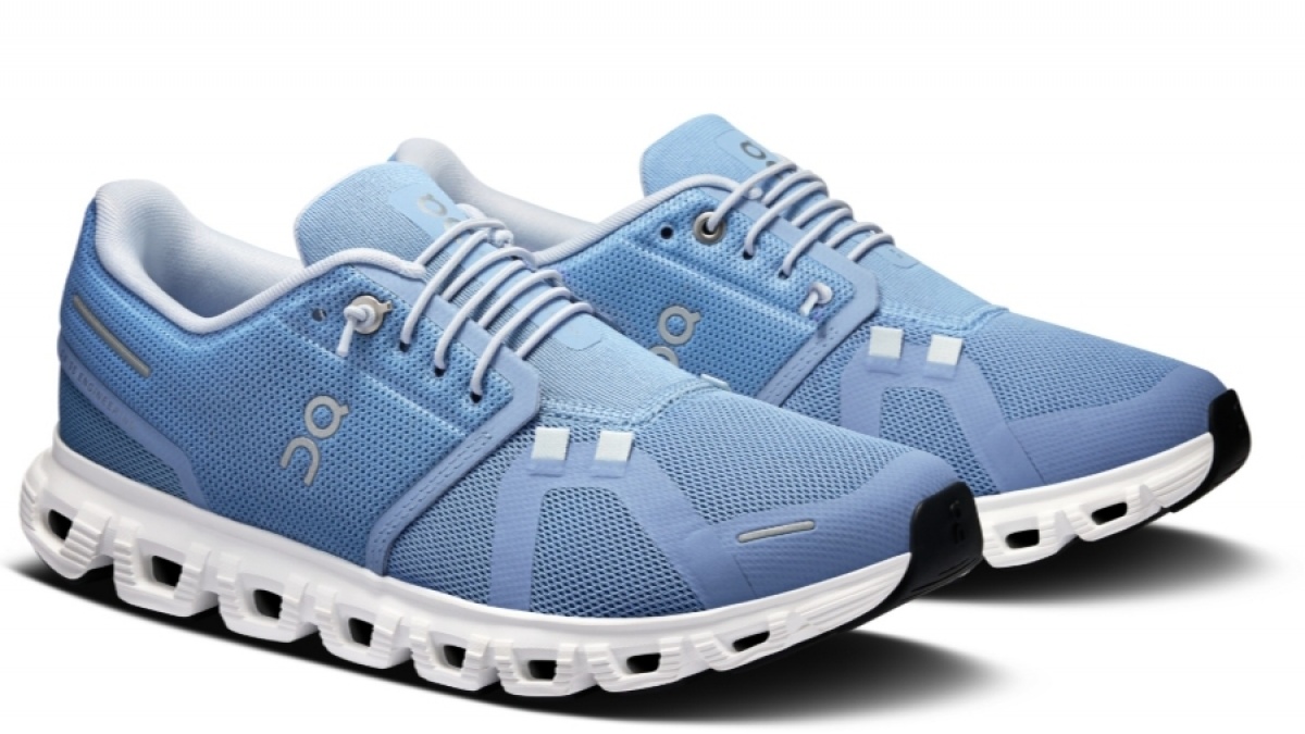 Lansia Cocoknya Pakai Sepatu Apa? Cek Rekomendasi yang Empuk Anti Nyeri Sendi