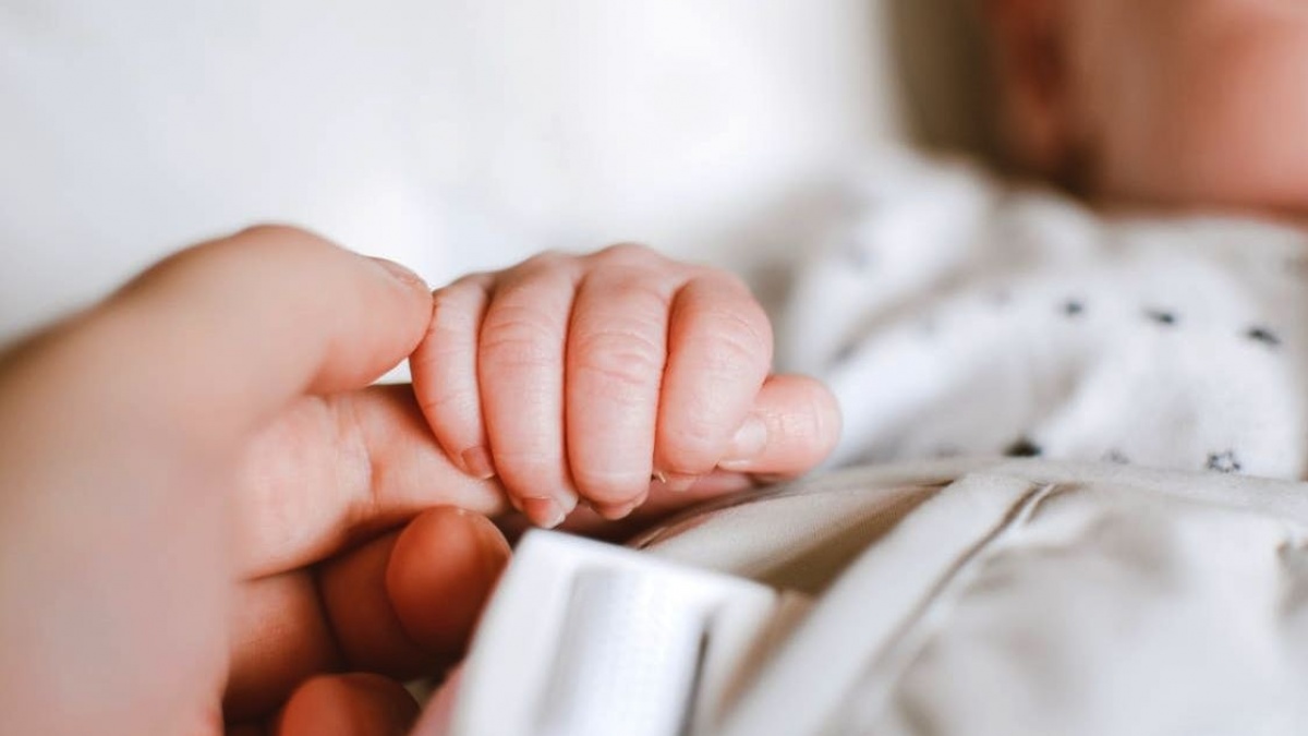 Viral Bayi 24 Hari Meninggal Usai Diberi Telur Mentah, Ini Penjelasan Medisnya