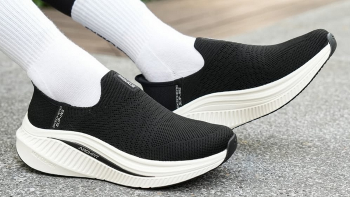 3 Sepatu Jalan untuk Lansia Paling Nyaman, Hands Free Tak Perlu Membungkuk