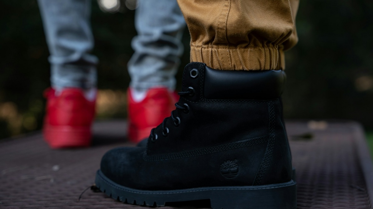 5 Sepatu Safety Brand Lokal Terbaik, Nyaman & Tahan Benturan Benda Keras Mulai 200 Ribuan
