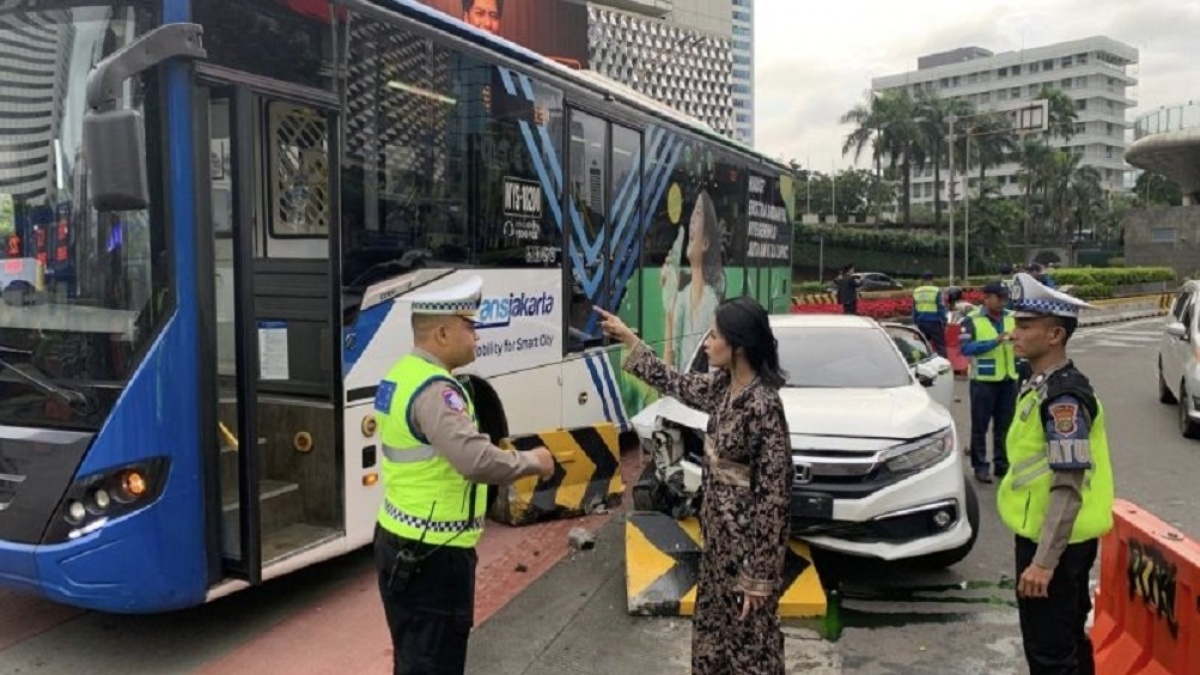 Penyebab Civic Ringsek di Bundaran HI, Polisi Ungkap Dugaan Pengemudi Muda Tak Fokus