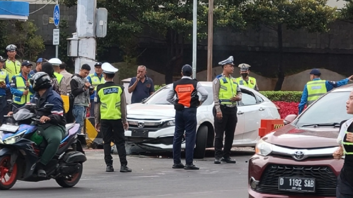 Tak Punya SIM, Pengemudi Civic Hantam Separator dan Bus TransJakarta di Bundaran HI