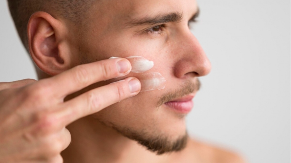 5 Sunscreen untuk Pria yang Nggak Bikin Wajah Abu-Abu, Nyaman Dipakai Harian