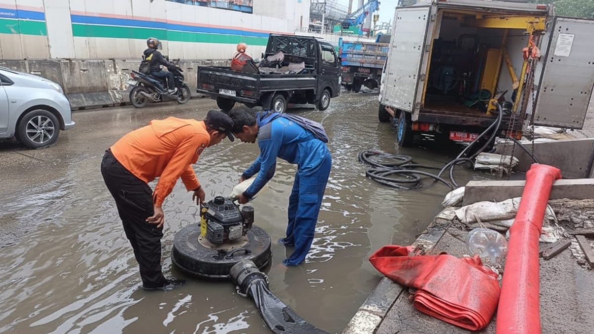 Tinggi Air Pintu Pasar Ikan Turun, Genangan Rob di Depan JIS Ikut Surut