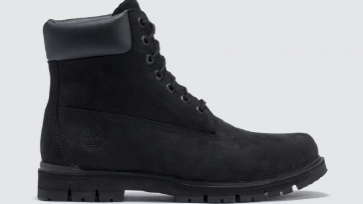 5 Sepatu Jalan yang Waterproof, Pilihan Tepat di Musim Hujan Agar Kaki Tidak Lembap