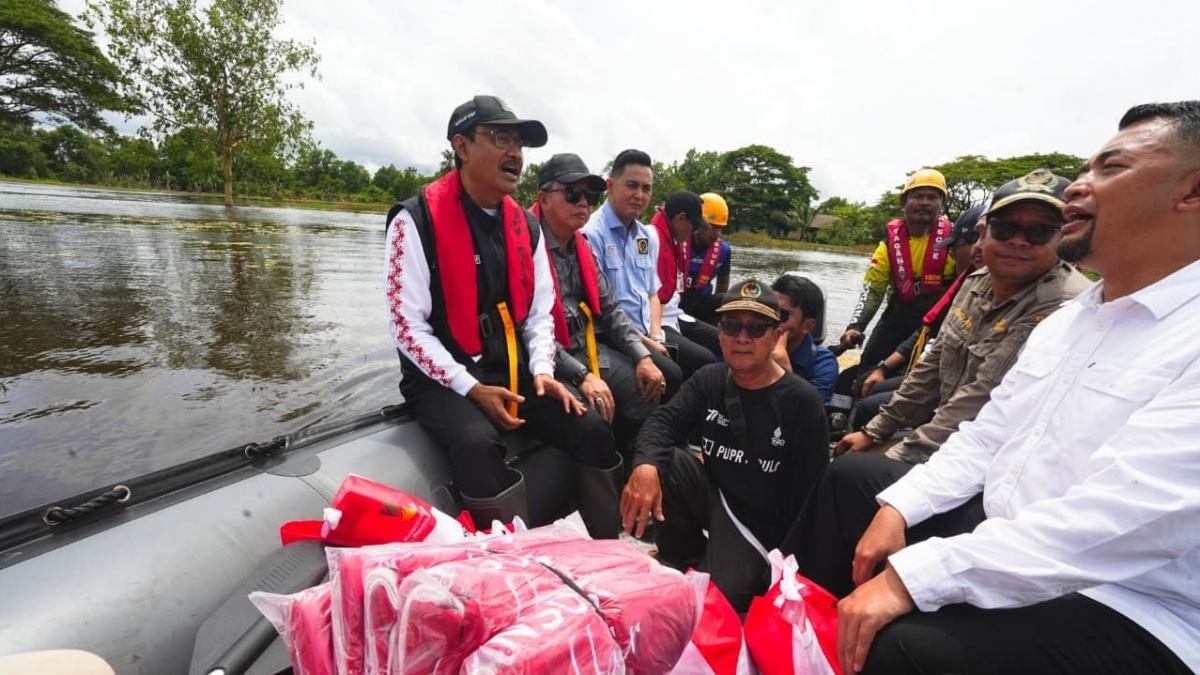 Tinjau Korban Banjir Kalsel, Mensos Pastikan Skema Bantuan Sama Seperti di Sumatra