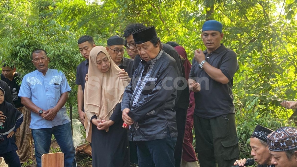 Tangis Mansyur S Pecah di Pemakaman Istri, Kenang Momen Terakhir dalam Pelukan