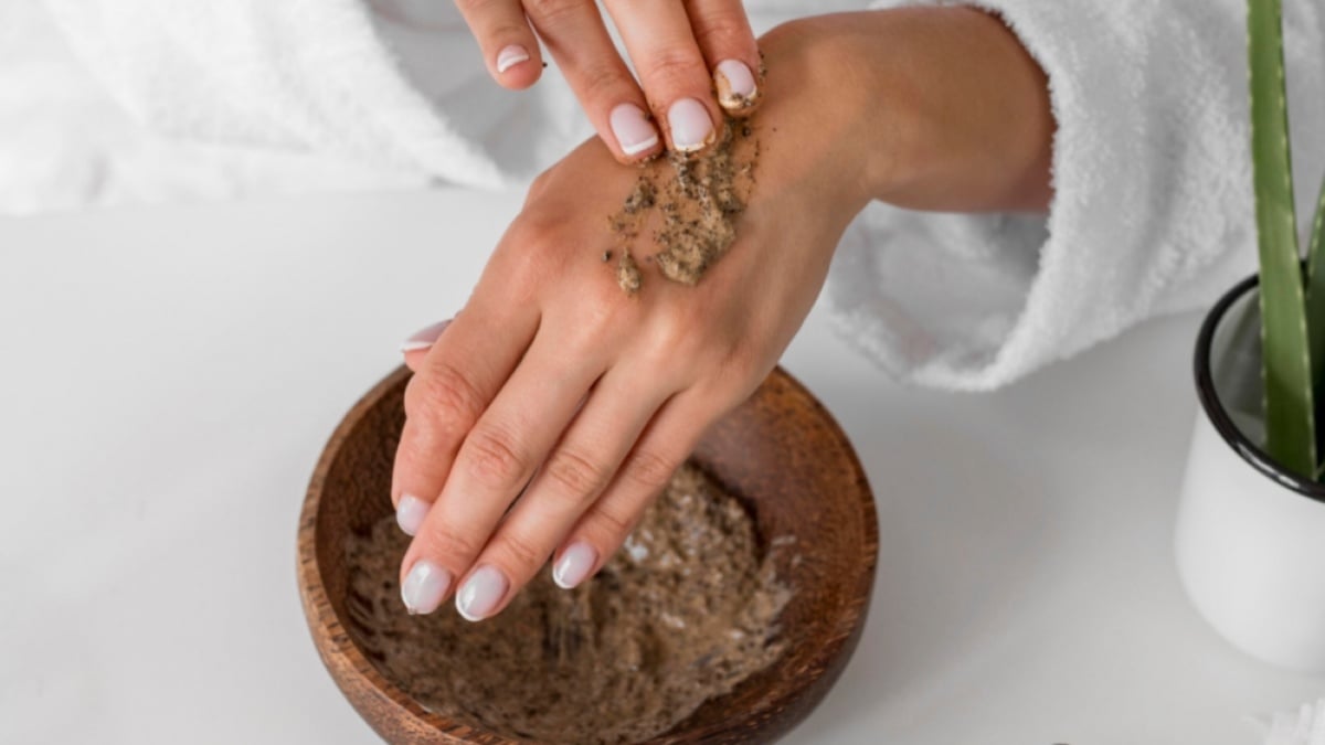 Body Scrub Dulu atau Body Mask? Ini Urutan yang Benar