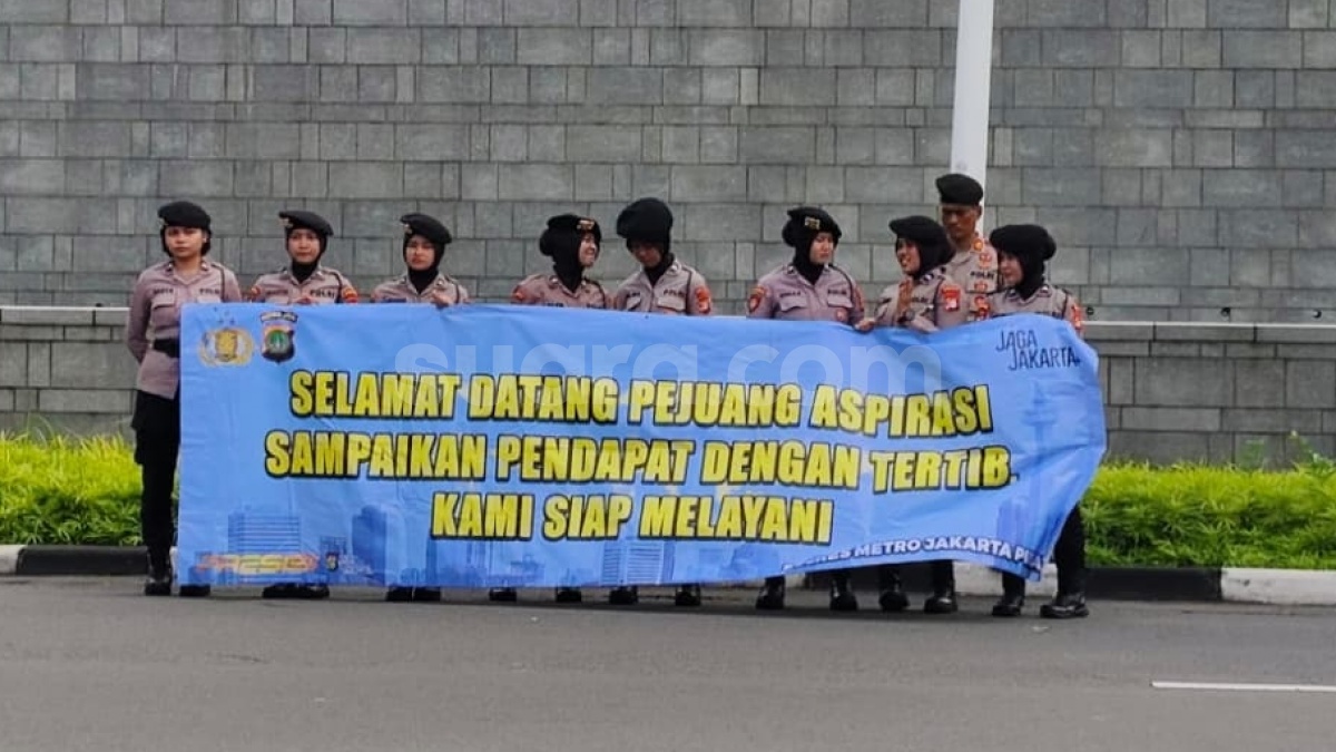 Sentuhan Humanis di Depan Kedubes AS, Polwan Polres Jakpus Sambut Pendemo sebagai Pejuang Aspirasi