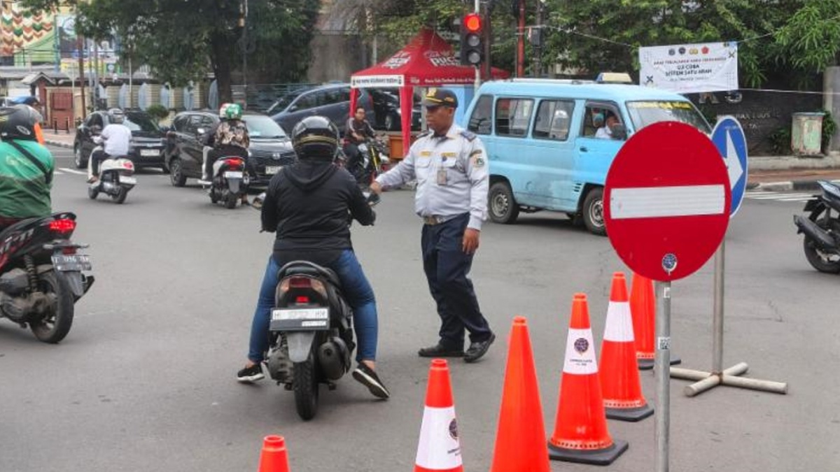Uji Coba Satu Arah, Beberapa Pengendara Masih Nekat Lawan Arus di Salemba Tengah
