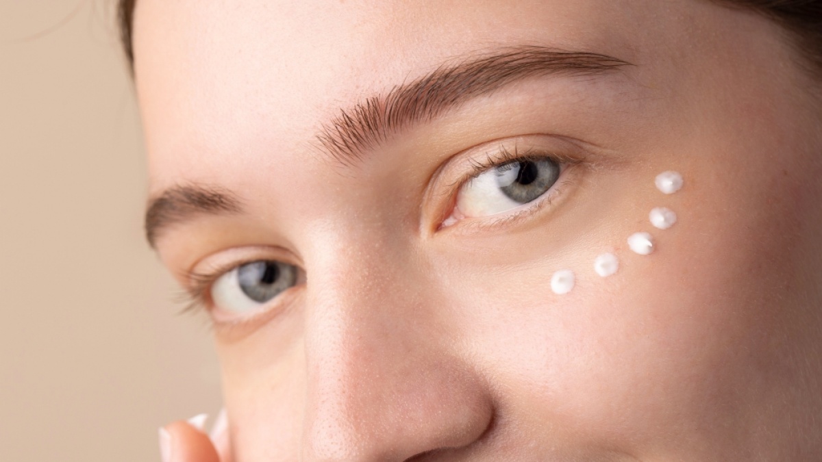 Bebas Mata Panda, Ini Urutan Skincare Malam Pakai Eye Cream yang Tepat