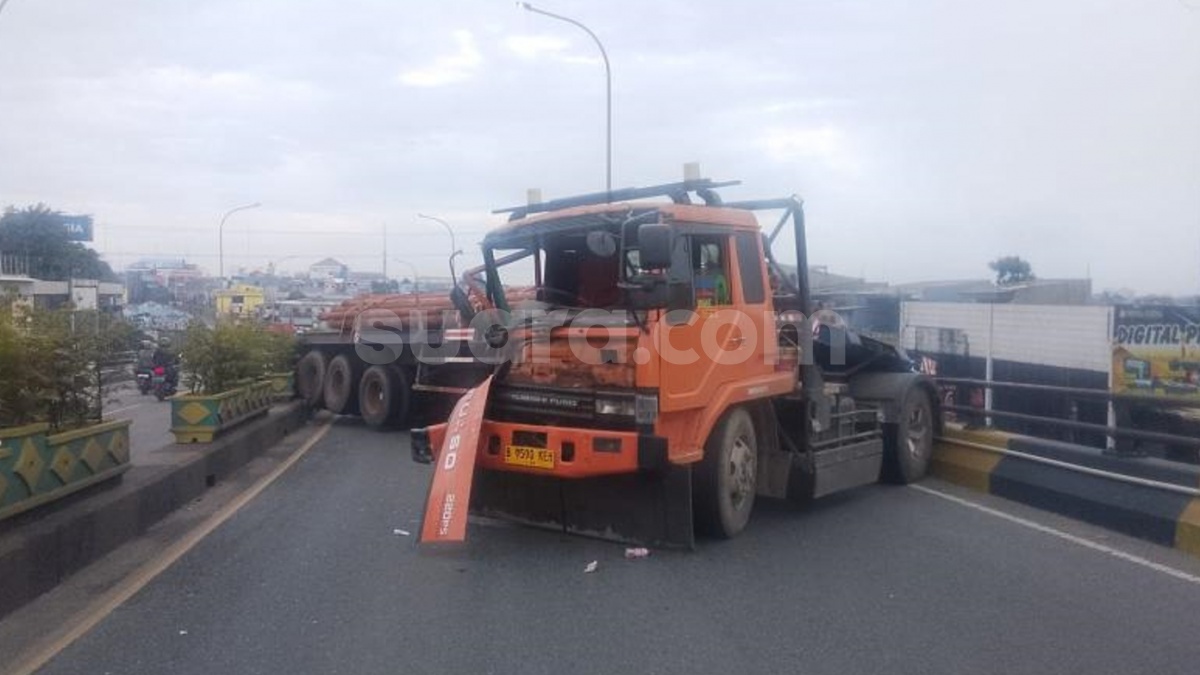 Rem Blong di Tanjakan Flyover Ciputat, Truk Tronton Tabrak Truk hingga Melintang