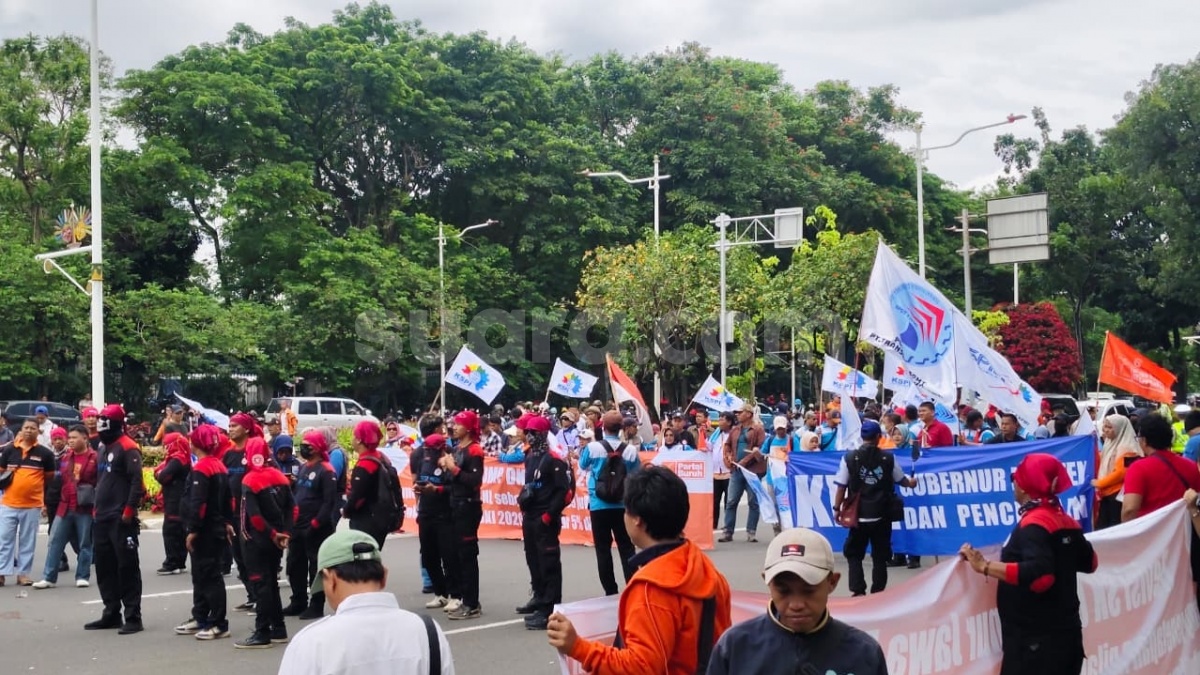 Tuntut Kenaikan Upah 2026, Massa Buruh dari Jakarta dan Jabar Padati Kawasan Monas
