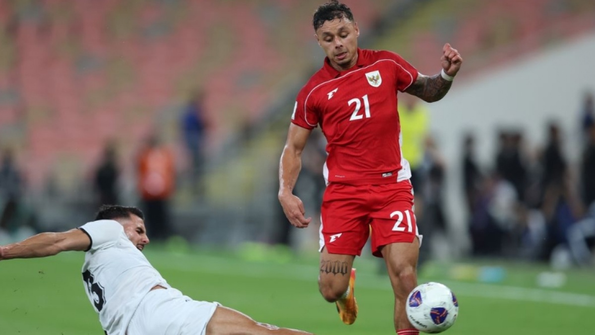 Free Kick Dean James Robek Gawang Thailand, Iklas Sanron Samakan Kedudukan