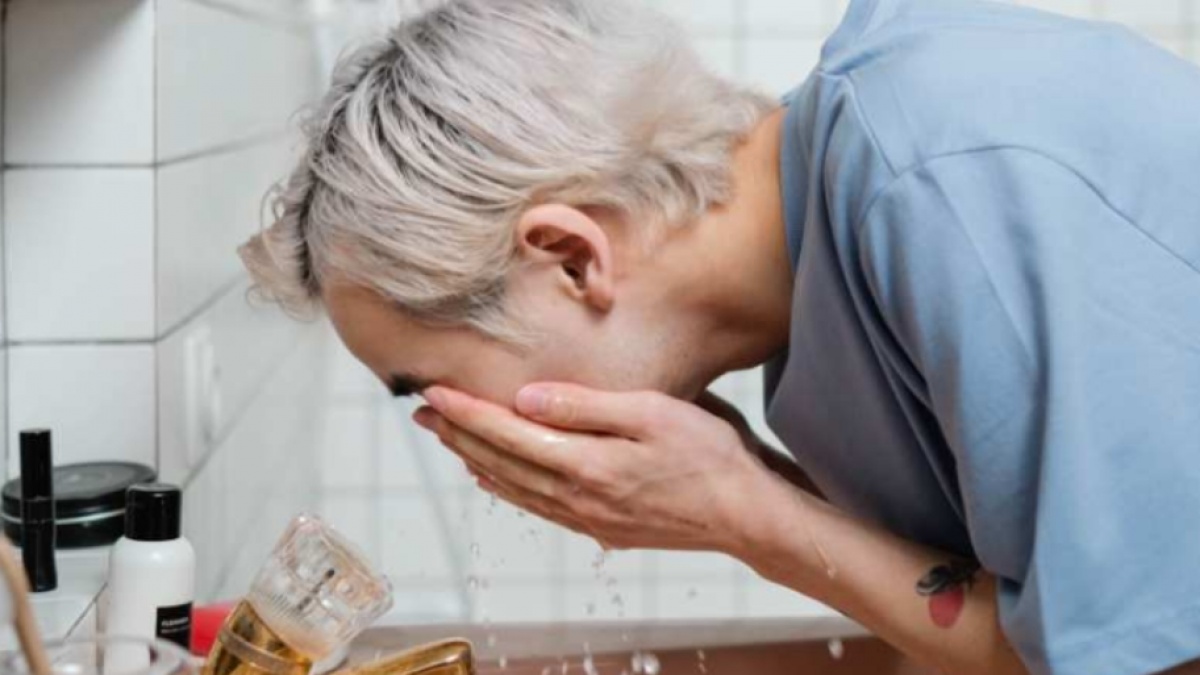 5 Sabun Cuci Muka Pilihan Paling Aman untuk Lansia, Ampuh Rawat Kulit Menipis