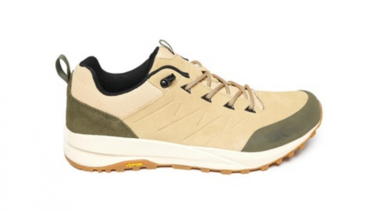 6 Sepatu Jalan Waterproof yang Aman Dipakai Saat Hujan dan Lewat Genangan