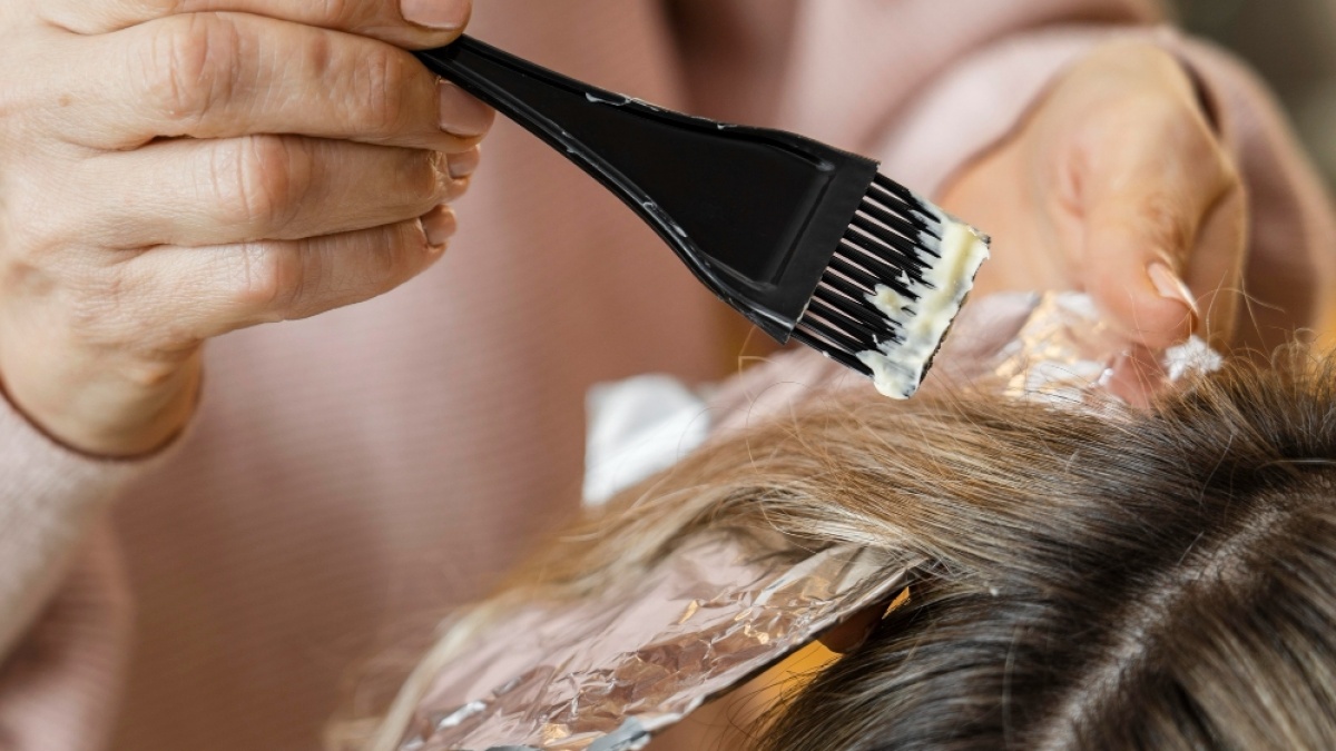 5 Cat Rambut untuk Menutupi Uban: Hasil Natural, Penampilan Lebih Muda