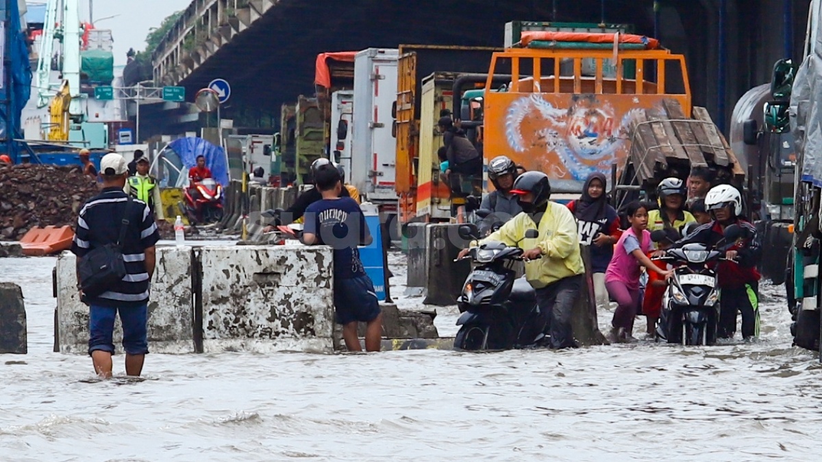 8 Ruas Jalan Jakarta Tergenang Imbas Hujan Deras Pagi Ini