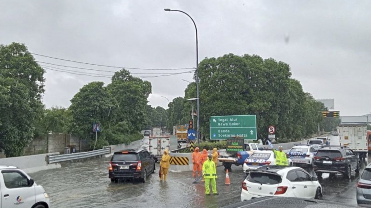 Waspada! Tol Bandara Soetta Tergenang Pagi Ini, Lalu Lintas Macet Merayap