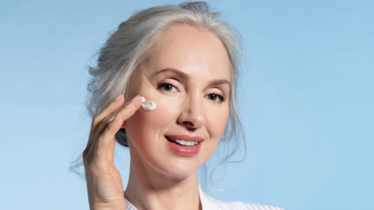 7 Moisturizer Terbaik untuk Bantu Merawat Kulit Kendur Wanita Usia 50 Tahun