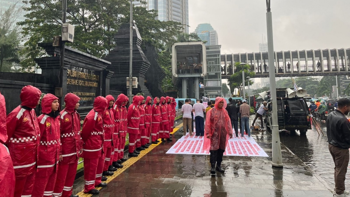Usai di Komdigi, Massa Demo Datangi Polda Metro Jaya Minta Usut Kasus Mens Rea