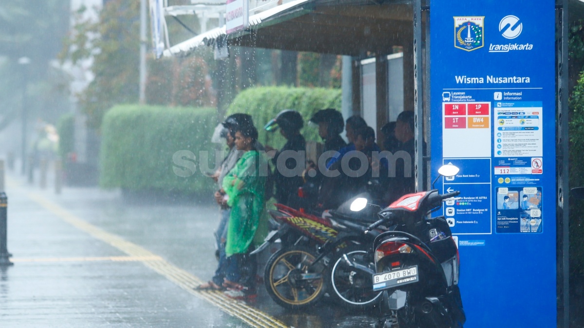 Cuaca Ekstrem Terjang Jaktim Kemarin, Belasan Pohon Tumbang Timpa Ruko dan Kendaraan Warga