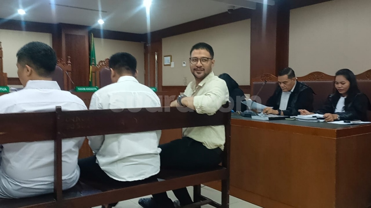 Datang ke Sidang Narkoba, Baju Serasi Ammar Zoni dan Pacar Curi Atensi
