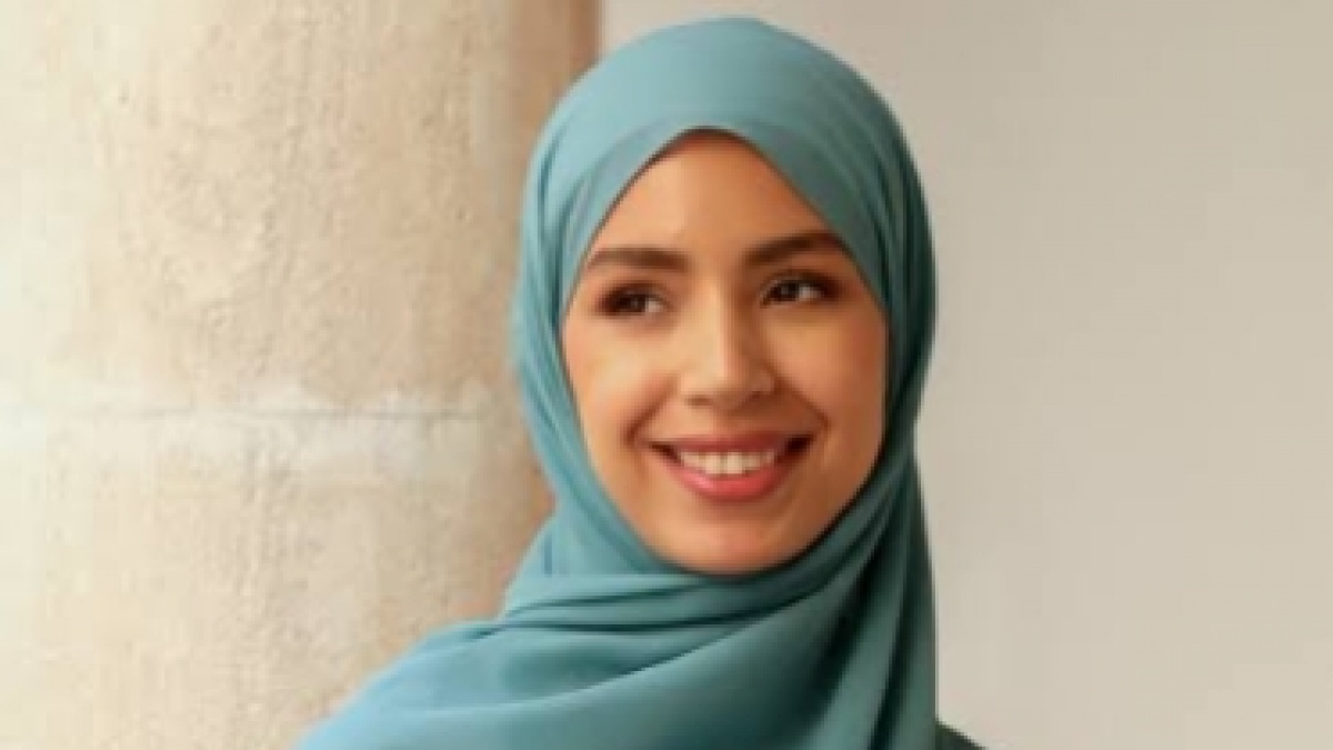 Baju Teal Blue Cocok dengan Hijab Warna Apa? Pasangkan dengan Ini Agar Lebaranmu Makin Kece