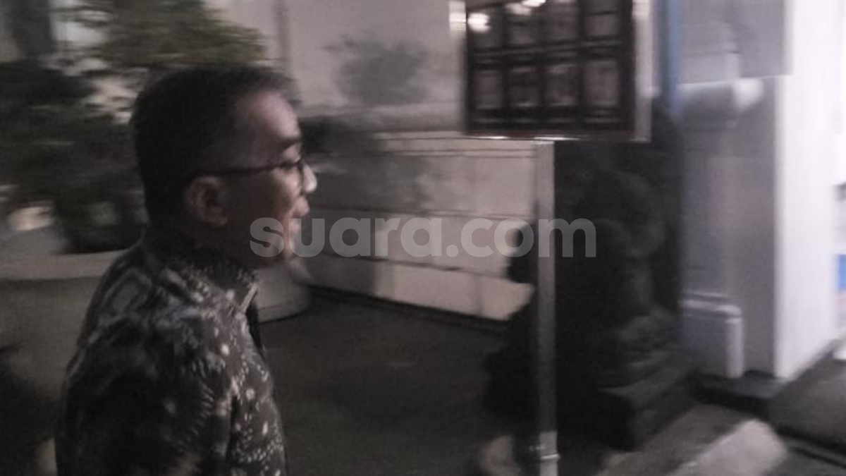 Malam-malam Mendiktisaintek Brian Yuliarto Datangi Istana, Dibonceng Patwal
