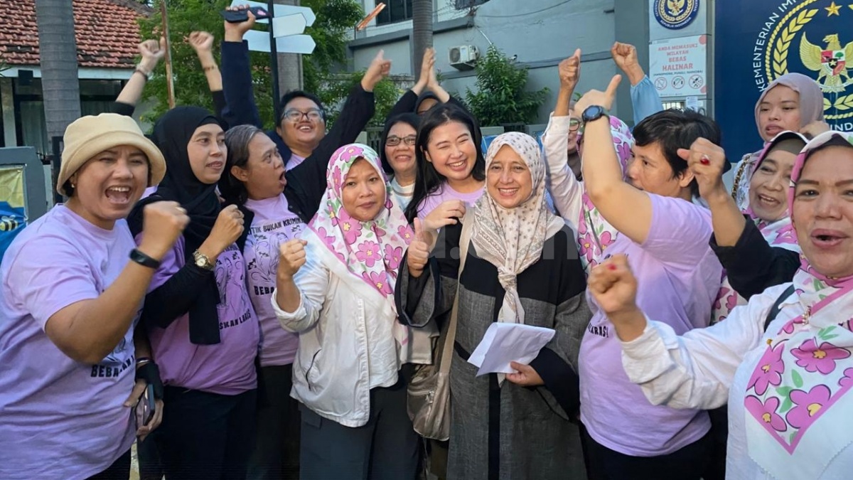 Air Mata dan Pelukan Ibu Warnai Momen Kebebasan Laras Faizati di Rutan Pondok Bambu