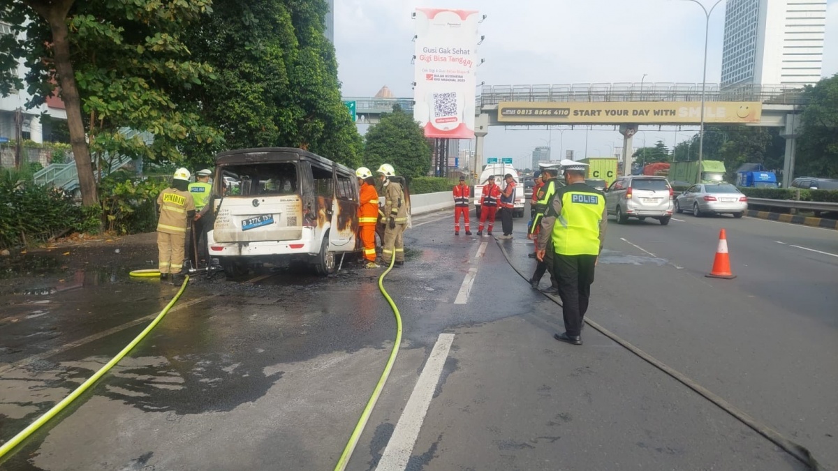 Mobil Listrik Terbakar Hebat di Tol Lingkar Luar, Penyebabnya Diduga Korsleting