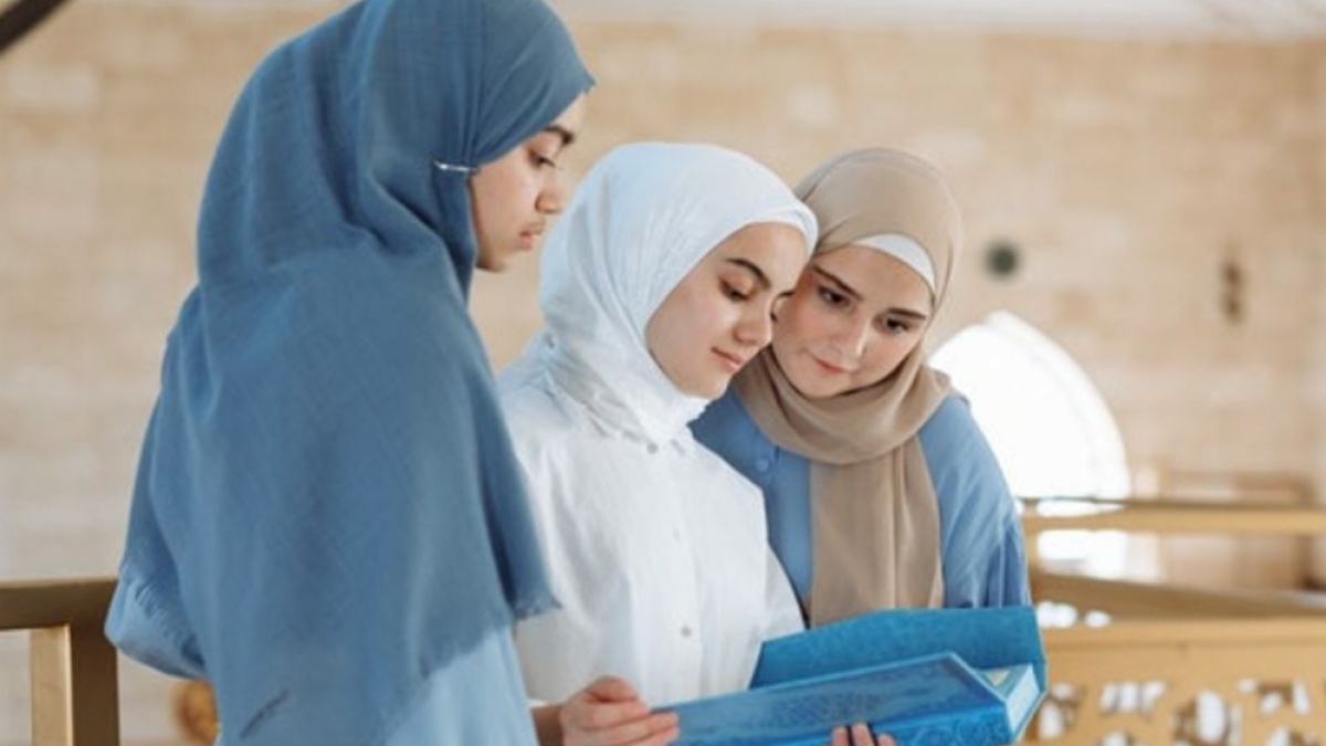Warna Ash Blue Seperti Apa? Cek Ide Padu Padan Spesial Tren Baju Lebaran 2026