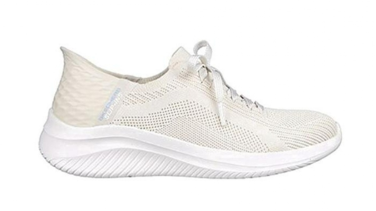 9 Sepatu Skechers Slip-On Terbaik untuk Lansia: Anti Ribet dan Jaga Kesehatan Kaki