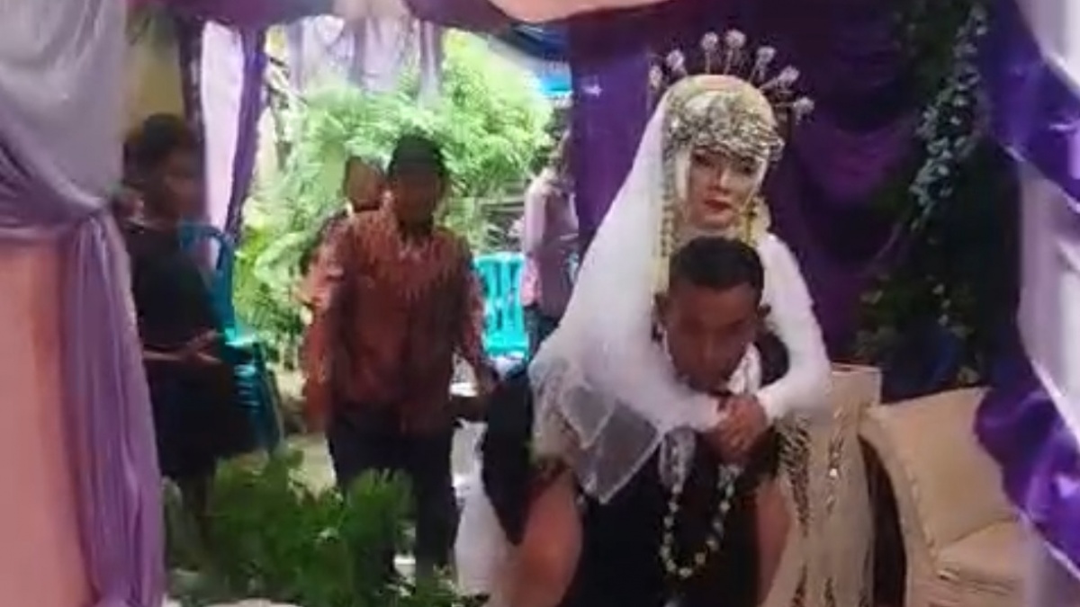 Sempat Putus Asa, Pasangan Pengantin Ini Tetap Gelar Resepsi di Tengah Banjir