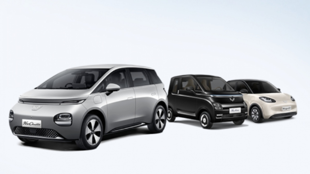 Jarak Tempuh Wuling Cloud EV vs BYD M6 Mending Mana?