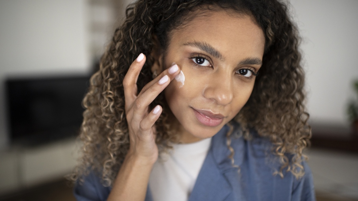 5 Tone Up Sunscreen SPF 50 untuk Kulit Usia 40 Tahun, Bikin Kulit Cerah dan Samarkan Noda Hitam