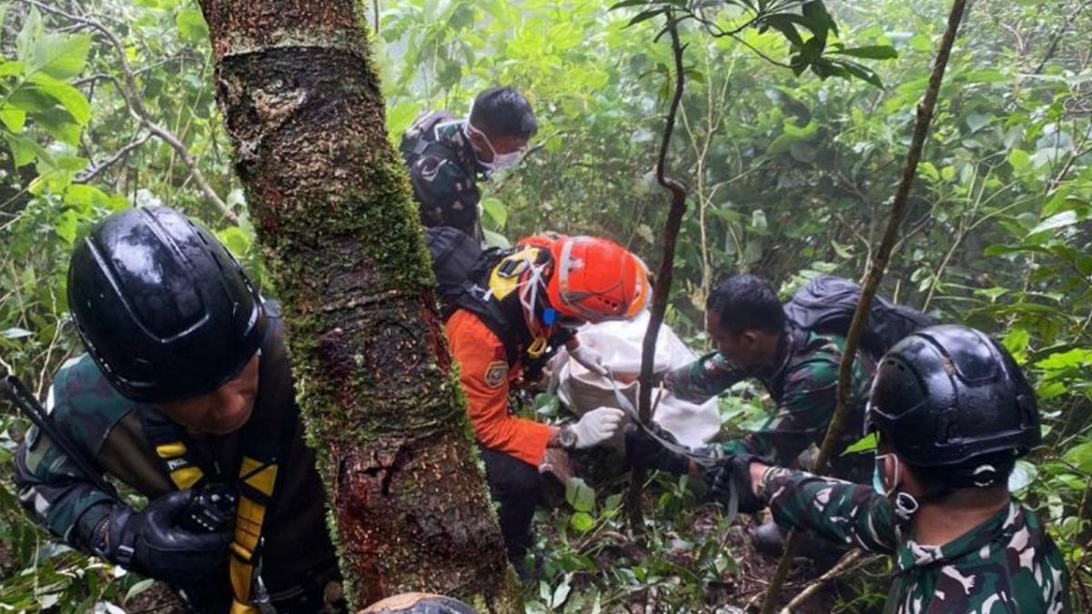 Menembus Jurang 200 Meter, Helikopter Basarnas Evakuasi Satu Korban Pesawat ATR 42-500