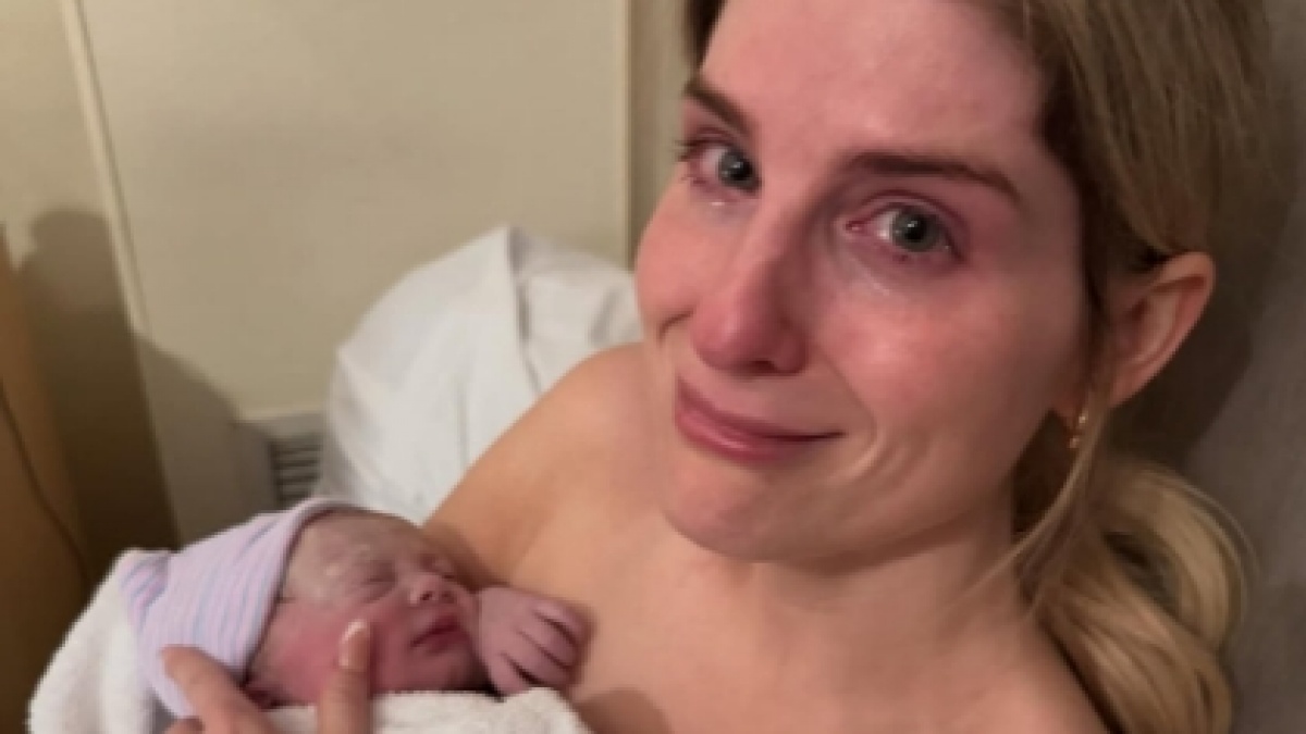 7 Momen Haru Pertemuan Meghan Trainor dengan Anaknya yang Lahir dari Ibu Pengganti