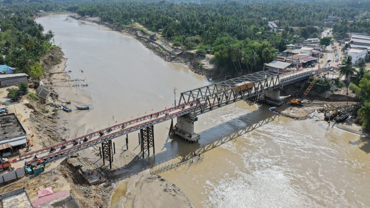 ADHI Selesaikan Jembatan Darurat di Bireun Aceh, Aktivitas Ekonomi Kembali Jalan