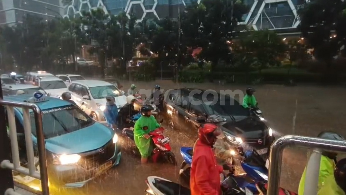 Jalan DI Panjaitan Cawang Masih Banjir, Macet Mengular Akibat Penyempitan Jalur