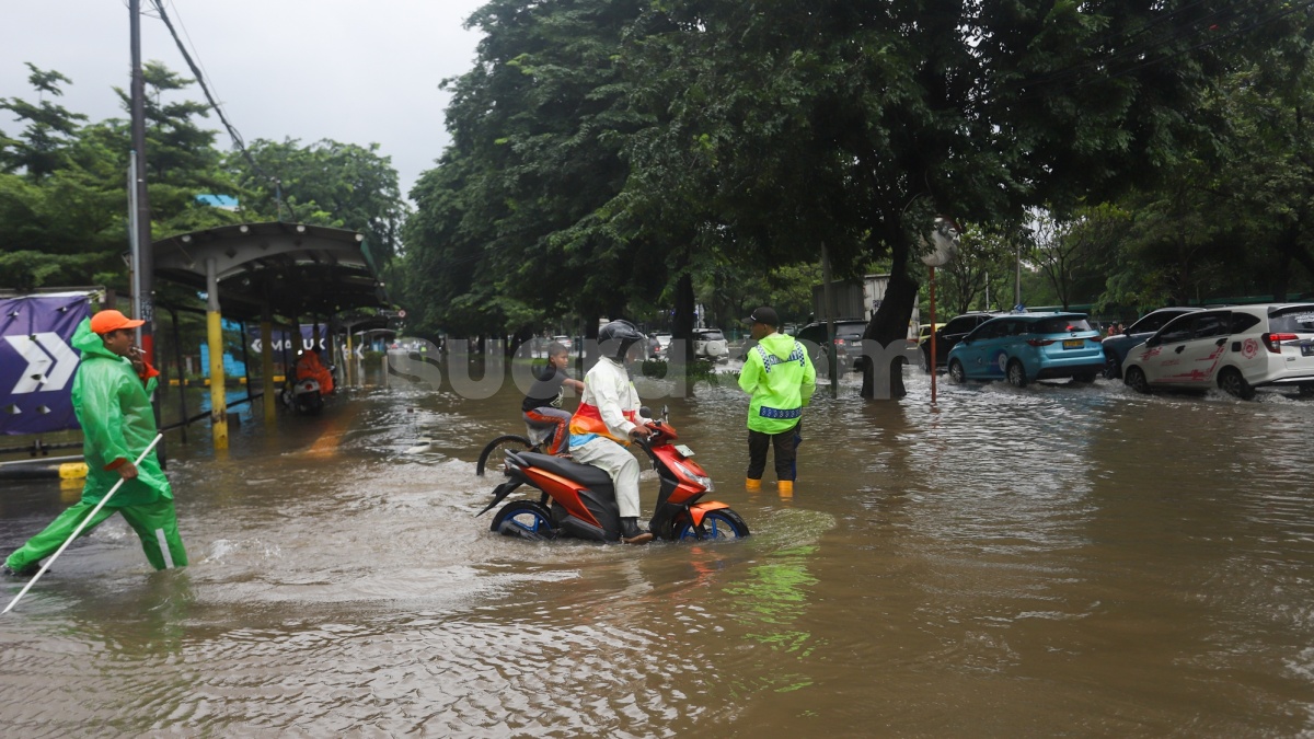 Banjir Bikin Daan Mogot Macet Horor 9 Km, Motor Mogok Berjamaah
