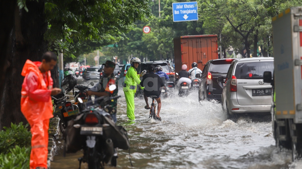 Banjir Jakarta Kian Luas: Rendam 45 RT, 22 Ruas Jalan Tergenang
